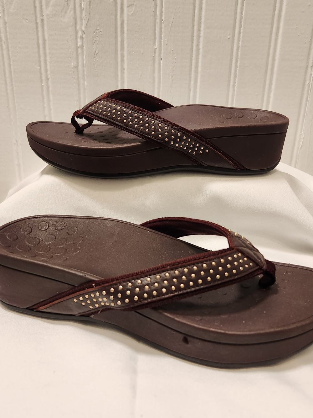 Vionic Burgundy Wedge Heel Sandals Orthopedic Shoes Gold Accent Flip-Flop Size 6 - Picture 9 of 11